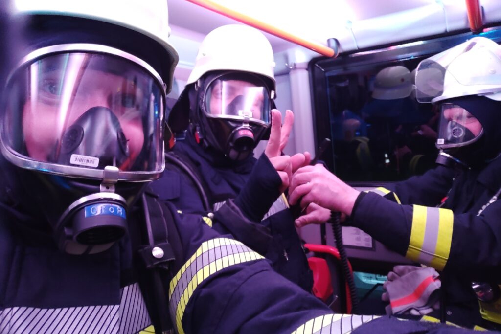 Selfie auf dem Weg zur Übung: Die Feuerwehrleute berichteten auch in den sozialen Medien über ihr groß angelegtes Training