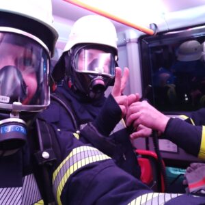 Selfie auf dem Weg zur Übung: Die Feuerwehrleute berichteten auch in den sozialen Medien über ihr groß angelegtes Training