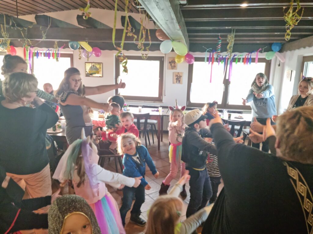 Fasching in Ober-Breidenbach begeisterte kleine und große Besucher (Februar 2023)