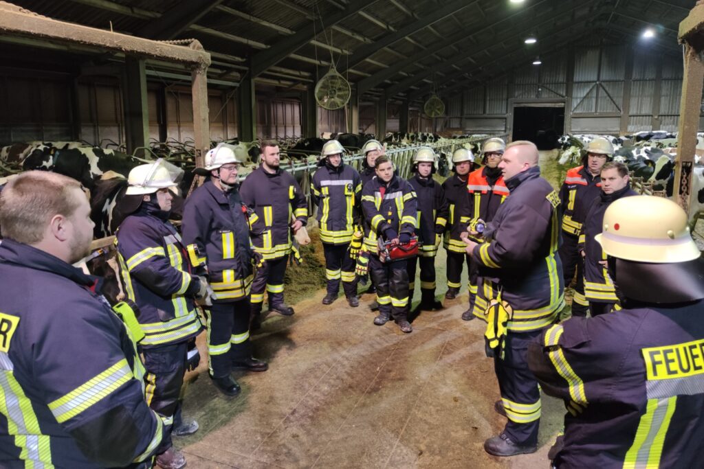 Zahlreiche Einsatzkräfte der Freiwilligen Feuerwehr in Romrod nahmen an dem Training zur Tierrettung teil