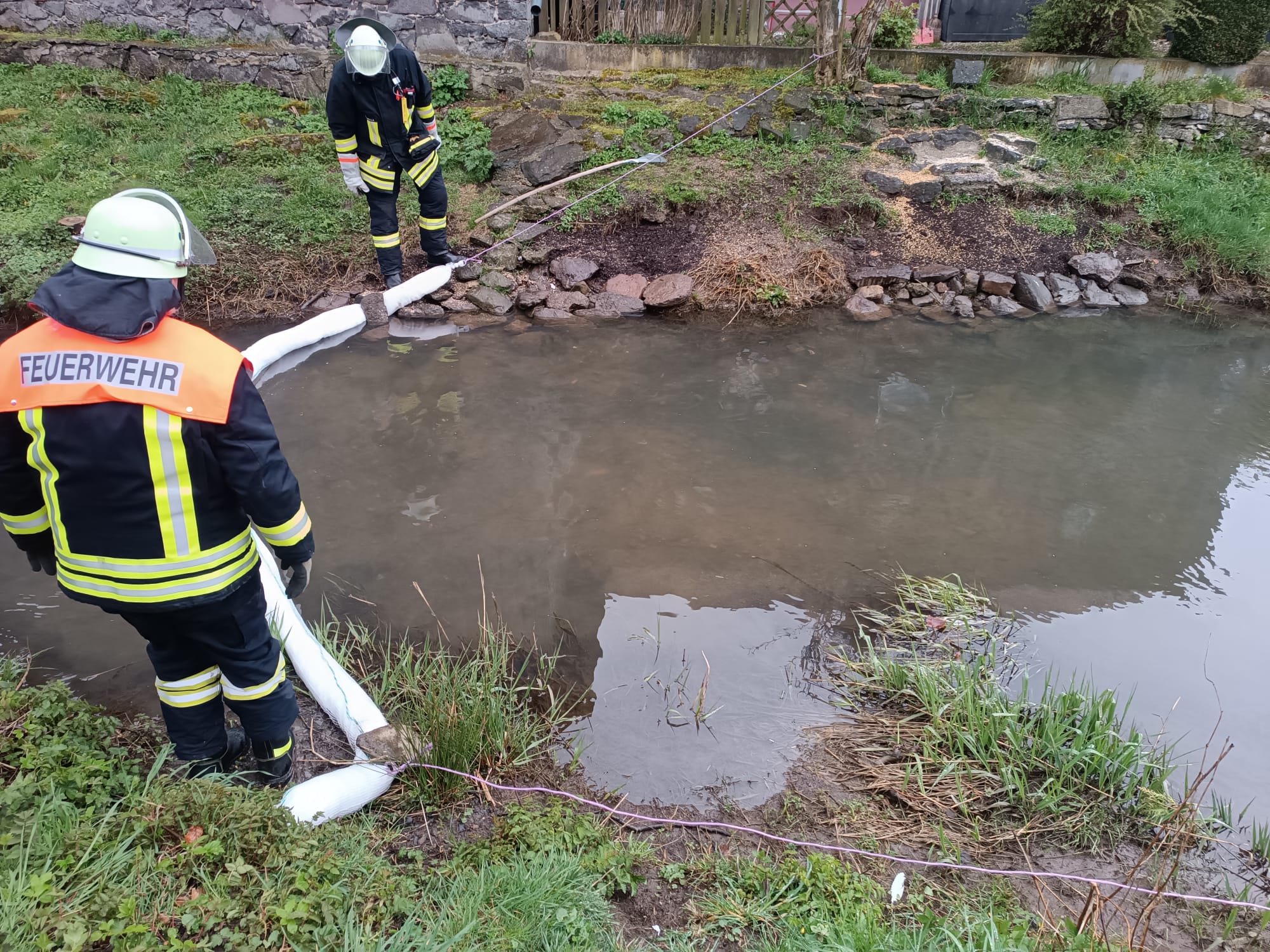 Ölfilm auf der Antrift in Strebendorf Romrod