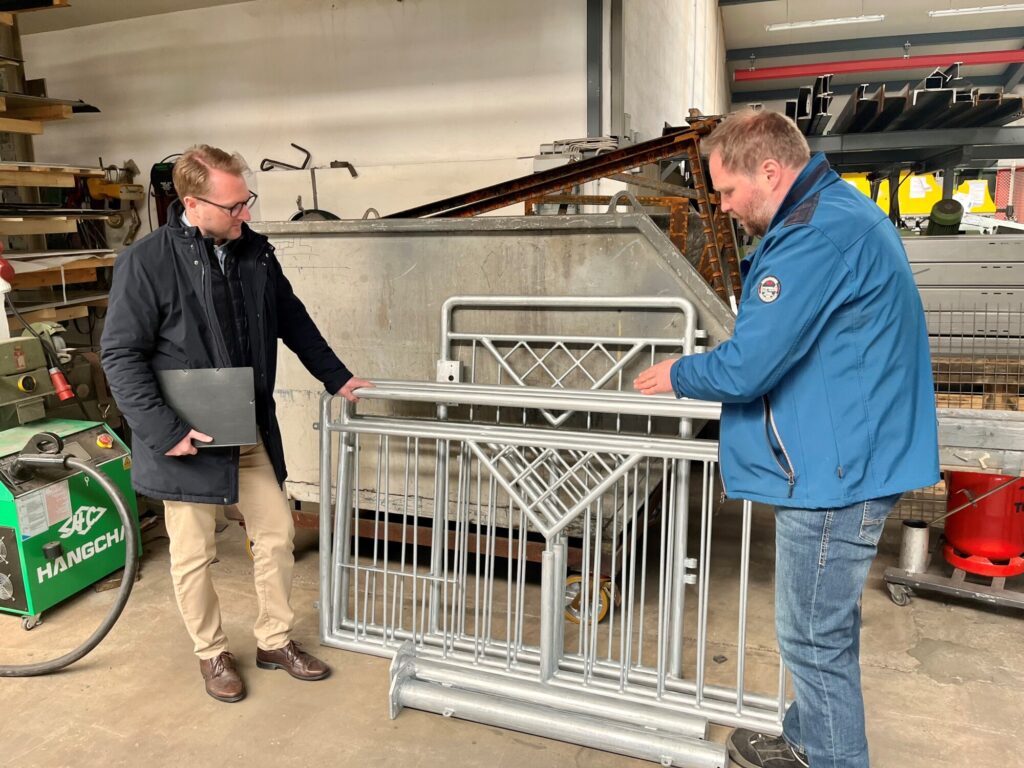 Erster Kreisbeigeordneter Dr. Jens Mischak (links) lässt sich von Geschäftsführer Klaus Fischer Zaunelemente zeigen, die in der Schlosserei hergestellt wurden (Foto Jennifer Sippel, Vogelsbergkreis)