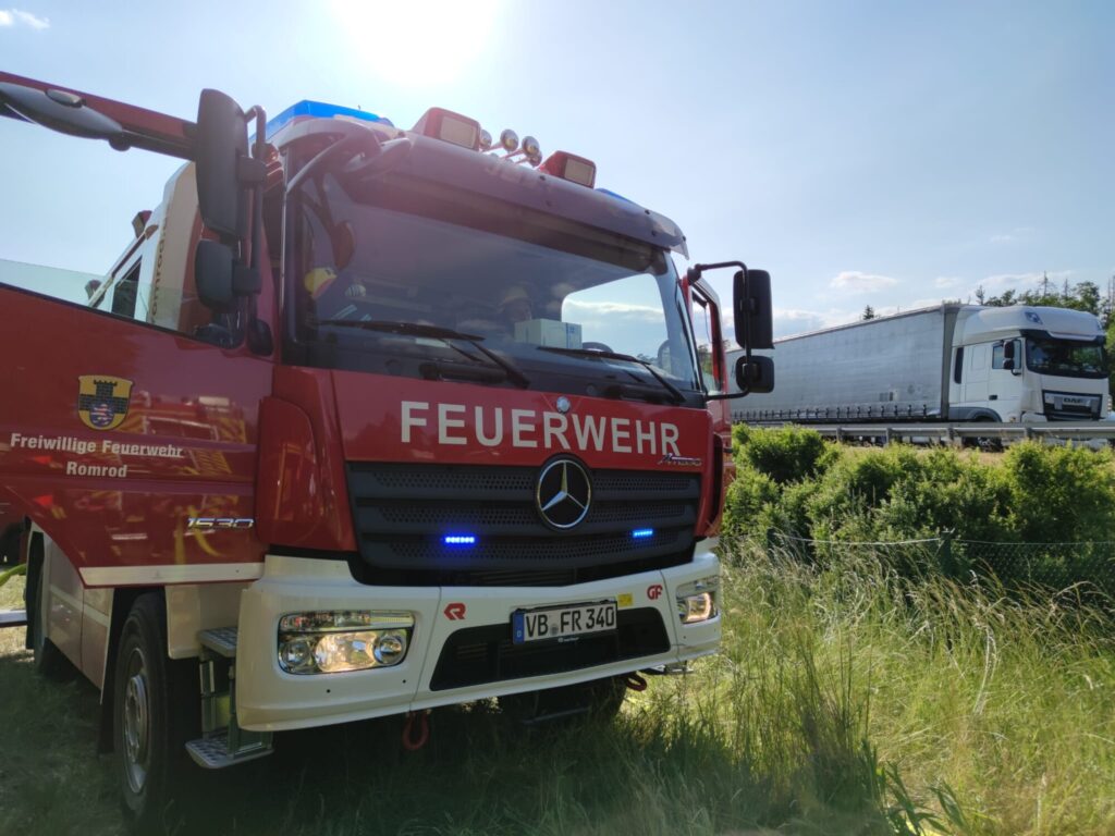 Feuerwehren verhindern Waldbrand bei Romrod (Juli 2023) - 1