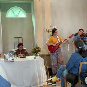 2023-07 - Lesung mit Ruth Weitz Musik mit Pelen Tan in der ehemaligen Synagoge Romrod - 1