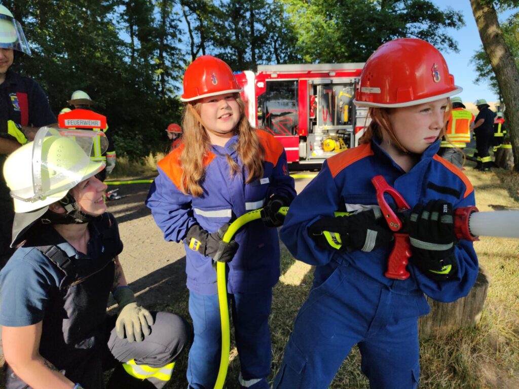 Feuerwehr Romrod trainierte Ablöschen eines Wald- und Wiesenbrandes (Juli 2023)