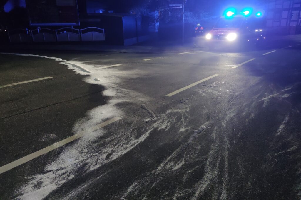 2023-09-04 - Öl auf Straße sorgt für Feuerwehreinsatz