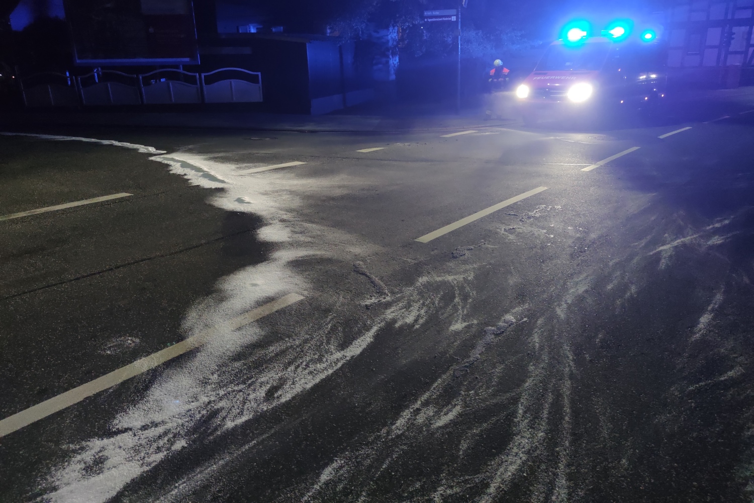 2023-09-04 - Öl auf Straße sorgt für Feuerwehreinsatz