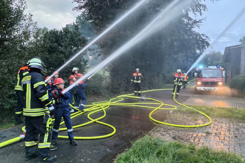 2023-09-25 - Blick auf die Löschübung mit Jugendfeuerwehr und Feuerwehr