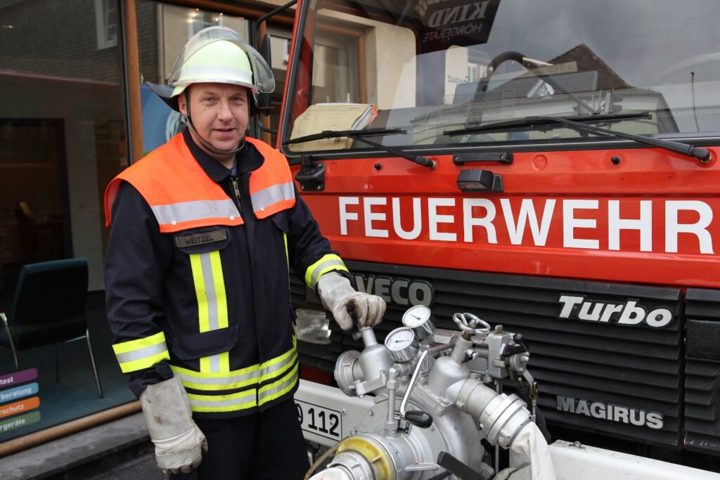2023-09-25 - Reinhold Weitzel im Einsatz bei dem Bücking Großbrand im Jahr 2013 in der Alsfelder Obergasse