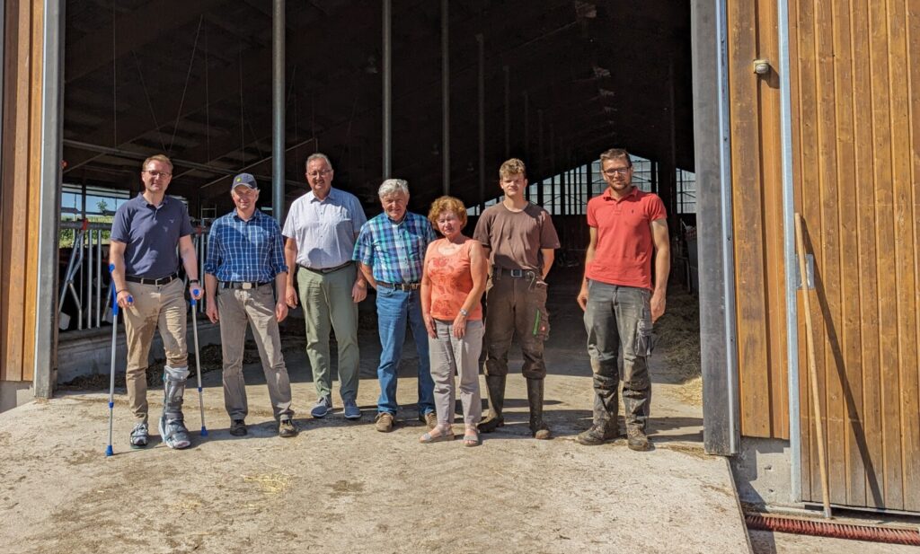 2023-09 - Dr. Mischak zu Besuch auf dem Hof von Familie Schmitt in Strebendorf - 1