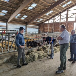 2023-09 - Dr. Mischak zu Besuch auf dem Hof von Familie Schmitt in Strebendorf - 3