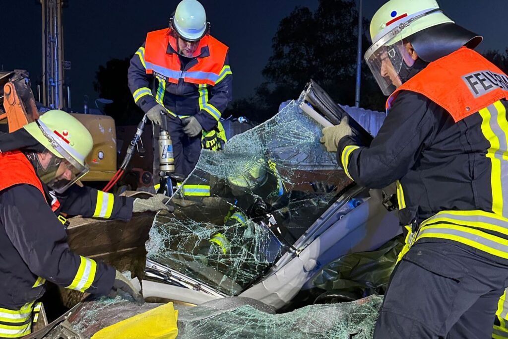 2023-09 - Feuerwehr Romrod übte mit Rettungsschere Personenrettung aus Autowrack