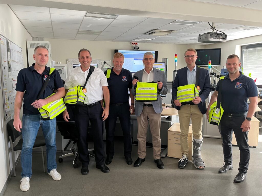 Freuen sich, dass das Voraushelfer-Projekt erfolgreich gestartet ist: Landrat Manfred Görig (Mitte) und Erster Kreisbeigeordneter Dr. Jens Mischak (Zweiter von rechts) gemeinsam mit Dr. Dennis Humburg, Ärztlicher Leiter Rettungsdienst, Dr. Sven Holland, Leiter des Amtes für Gefahrenabwehr, Jürgen Schad, Sachgebietsleiter Rettungsdienst/Leitstelle, sowie Martin Gonder, Rettungsingenieur und Projektleiter der Voraushelfer im Vogelsbergkreis (von links; Foto: Jennifer Sippel / Vogelsbergkreis).