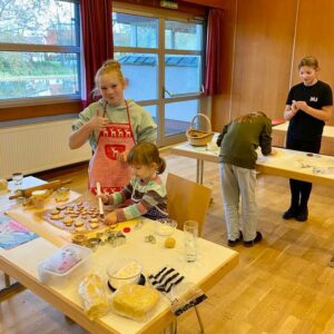 2023-11 - 2023-11 - Landfrauen und Landmädels Zell heizten die Weihnachtsbäckerei an - 7