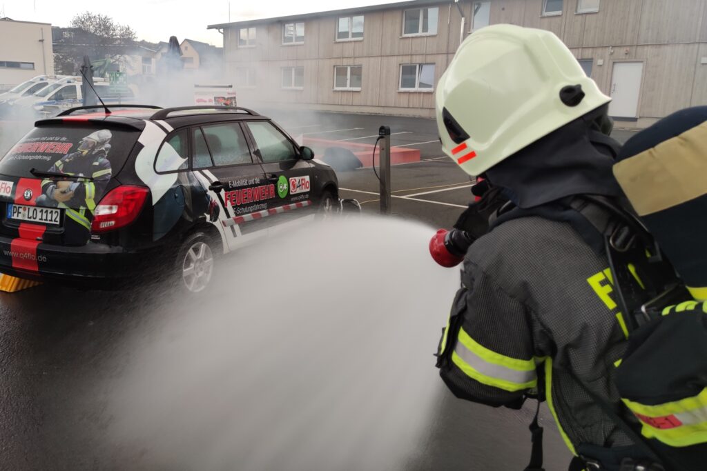 2023-11 - Feuerwehrleute qualifizieren sich für Unglücke mit Elektrofahrzeugen - 1