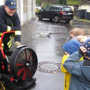 2023-11 - Kita-Elefantenkinder besuchen Feuerwehr - 2