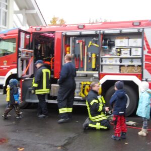 2023-11 - Kita-Elefantenkinder besuchen Feuerwehr - 3