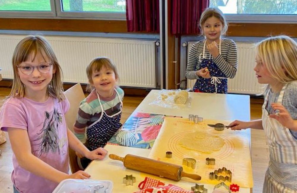 2023-11 - Landfrauen und Landmädels Zell heizten die Weihnachtsbäckerei an - 14