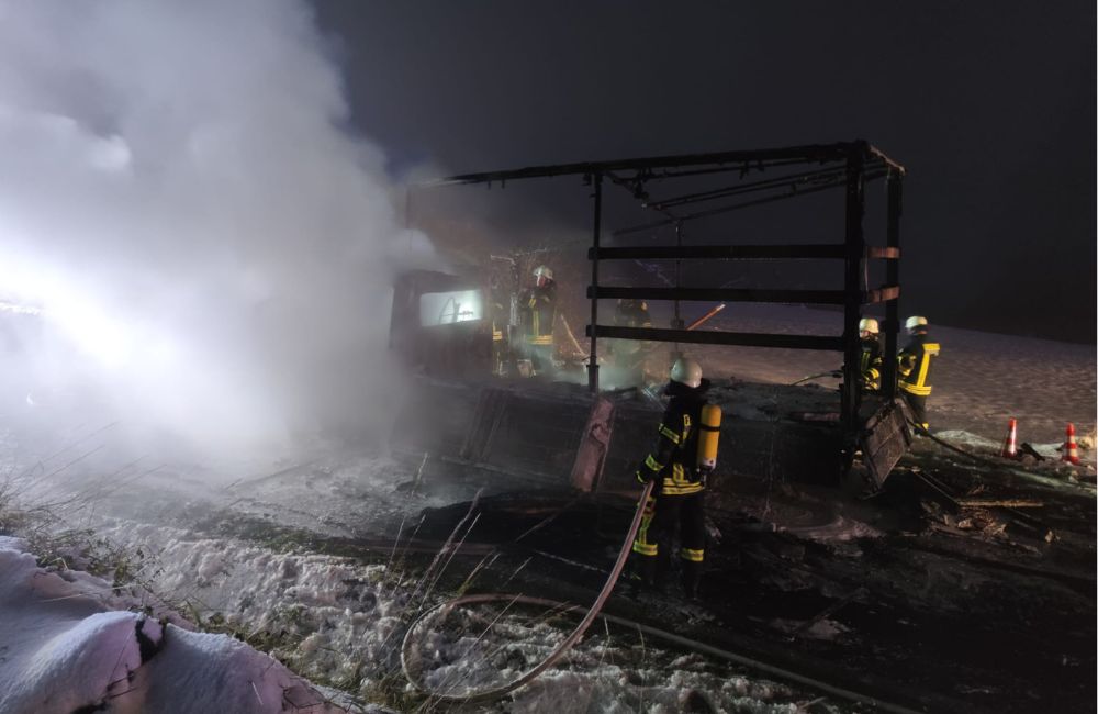 2023-11 - Feuerwehr Romrod half bei Lastwagen-Löschung im benachbarten Feldatal
