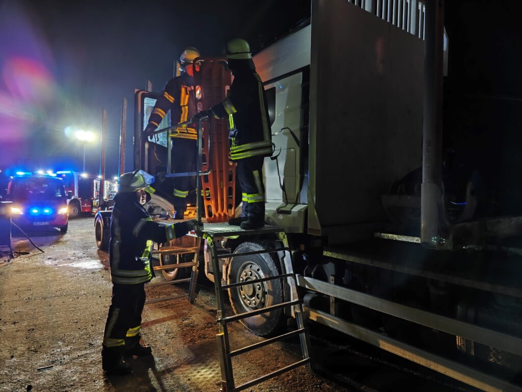2023-12 - Feuerwehrleute trainierten Rettung bei LKW-Unfällen - 01