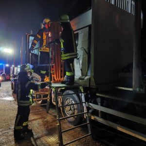 2023-12 - Feuerwehrleute trainierten Rettung bei LKW-Unfällen - 01