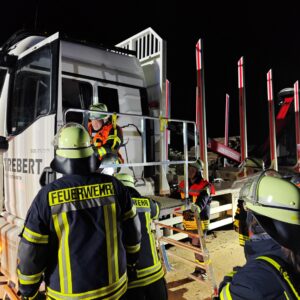 2023-12 - Feuerwehrleute trainierten Rettung bei LKW-Unfällen - 02