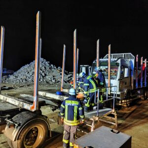 2023-12 - Feuerwehrleute trainierten Rettung bei LKW-Unfällen - 03