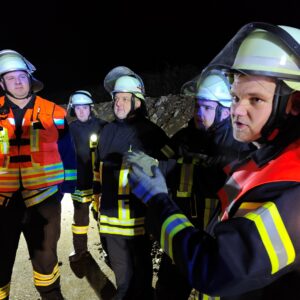 2023-12 - Feuerwehrleute trainierten Rettung bei LKW-Unfällen - 06