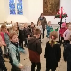 2023-12 - Grundschulkinder sorgten für zauberhafte Momente beim Weihnachtsmarkt - 1