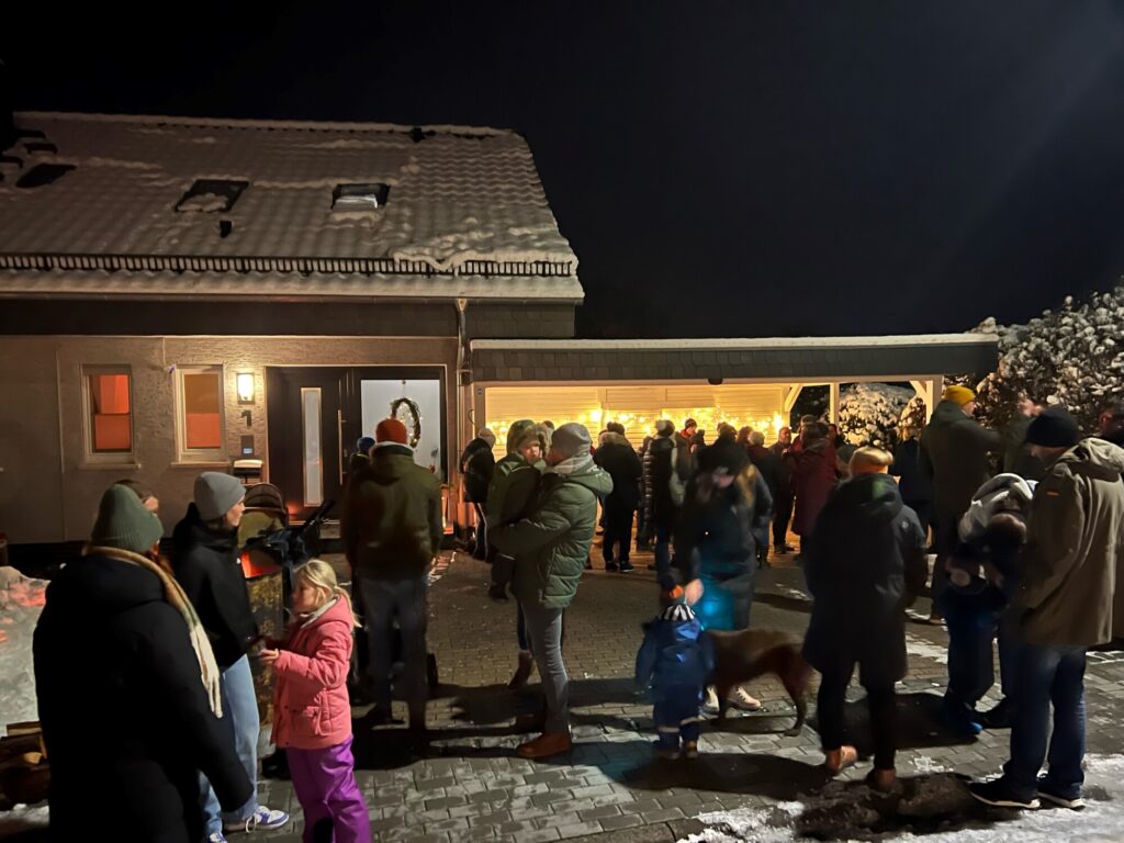 Lebendiger Adventskalender Am gestrigen Freitagabend Auftakt bei Familie Schmehl