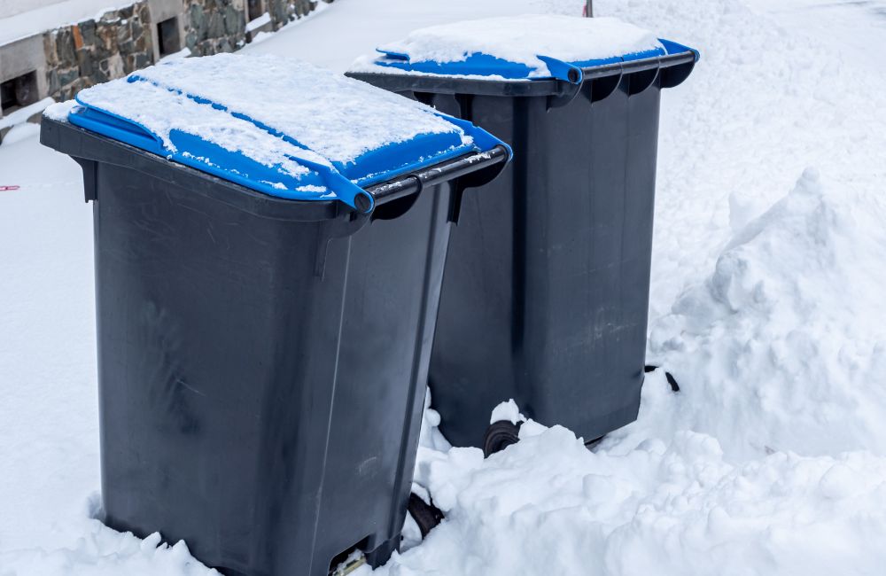 Mülltonne im Schnee (Müllabfuhr, ZAV)