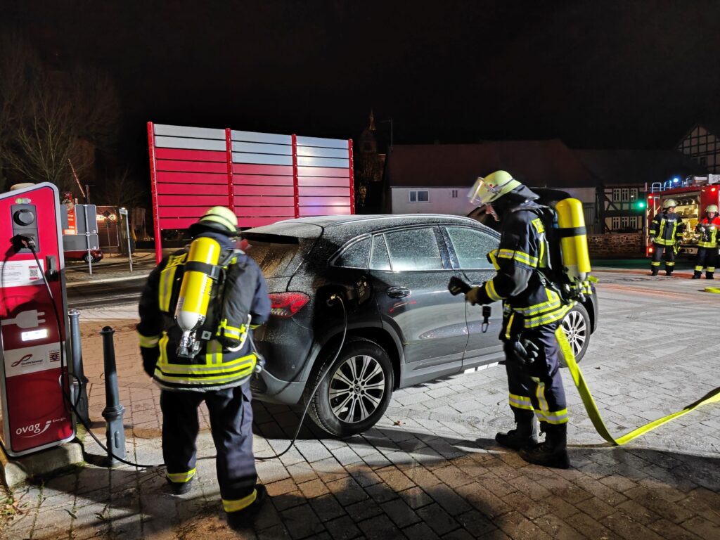 Feuerwehr übte Szenario eines brennenden Elektroautos (Januar 2024) - 1