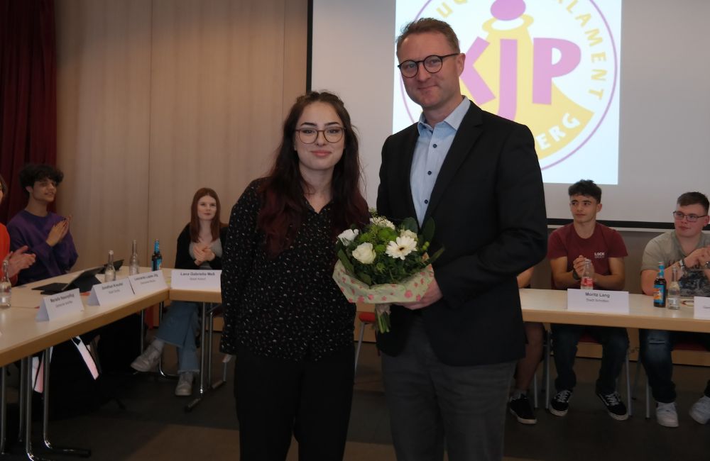 2024-03 - Die Vorsitzende des KJP, Johanna Faubel aus Romrod, gratuliert Dr. Jens Mischak zur Amtseinführung als Vogelsberger Landrat