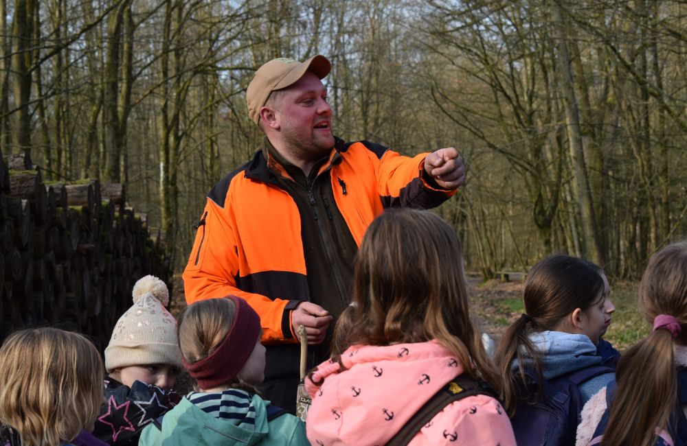 2024-03 - Forstamt Romrod pflanzt mit Schülerinnen und Schülern den Wald von morgen - 1