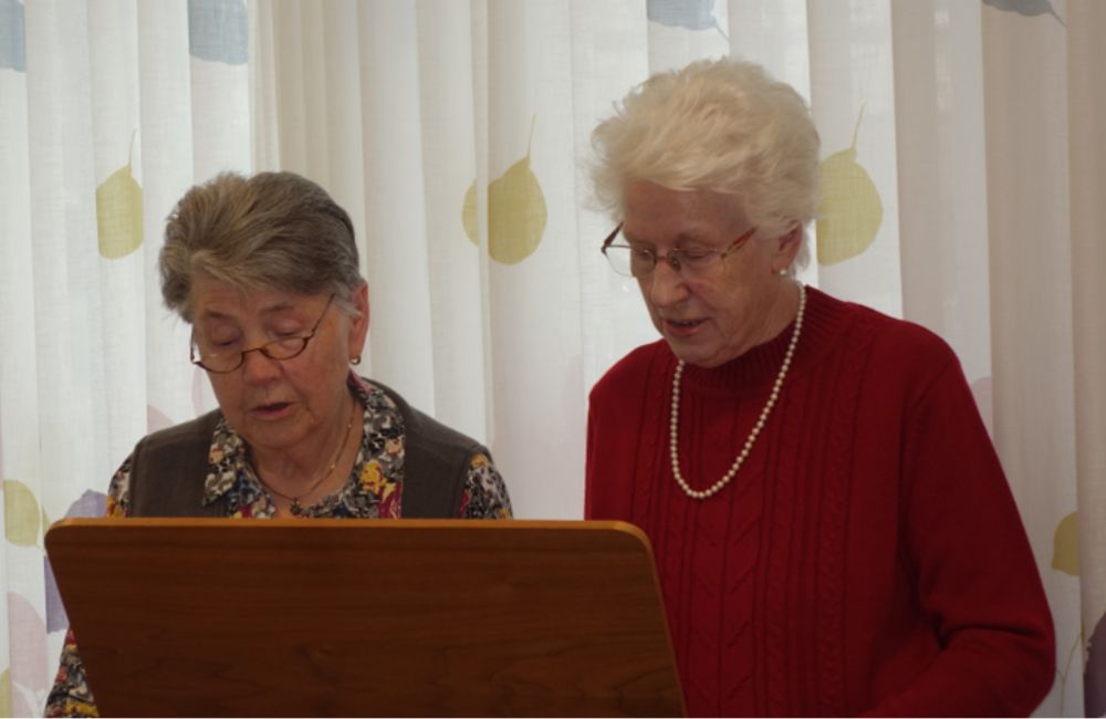 2024-03 - Hiltrud Raab und Christel Steinbrecher in der Erinnerungswerkstatt Romrod