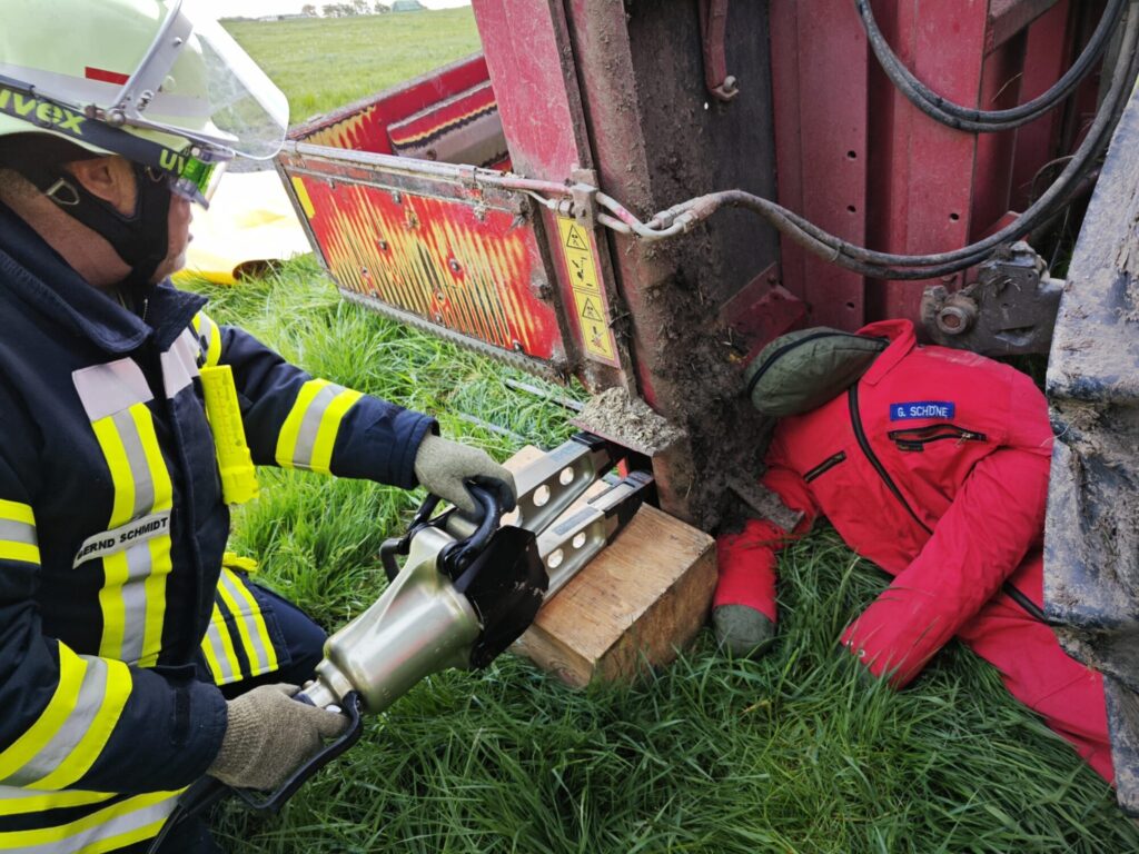 2024-04-20 - Feuerwehr Romrod unterstützte Kolleginnen und Kollegen in Kirtorf bei Großübung - 2