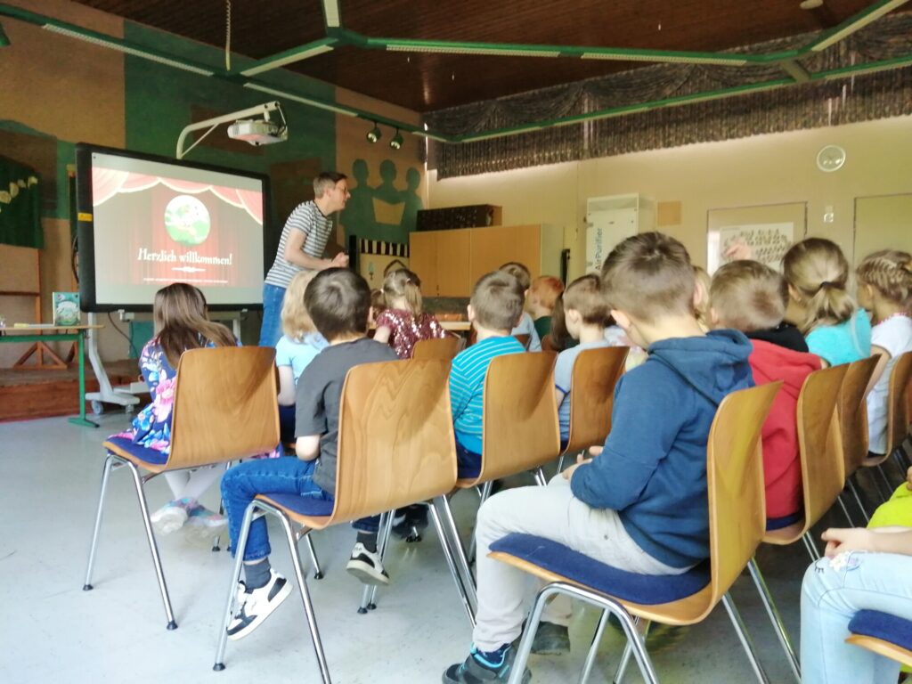 2024-05 - Kinderbuchautor Sven Gerhardt zu Gast in der Grundschule - 1