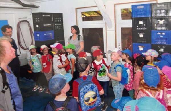2024-07 - Kita-Elefantenkinder Romrod besuchten Gutsmolkerei Selgenhof in Ulrichstein 1