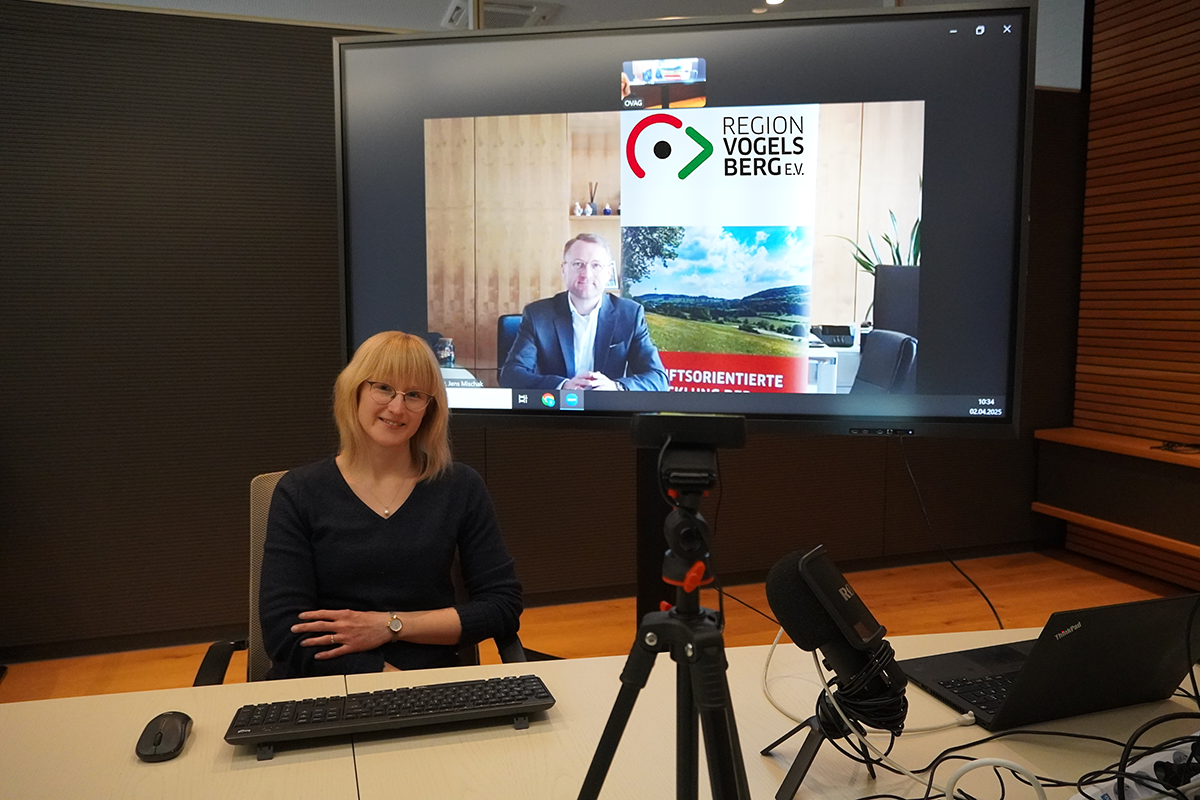 Um das Thema „Energieaudit und Sanierungsfahrplan: aktuelle Fördermöglichkeiten für Unternehmen“ ging es beim jüngsten OVAG-Webinar mit Johanna Dunez, Kundenberaterin Energiedienstleistungen der OVAG, und Dr. Jens Mischak, Vorsitzender des Vereins Region Vogelsberg e. V. Foto: OVAG