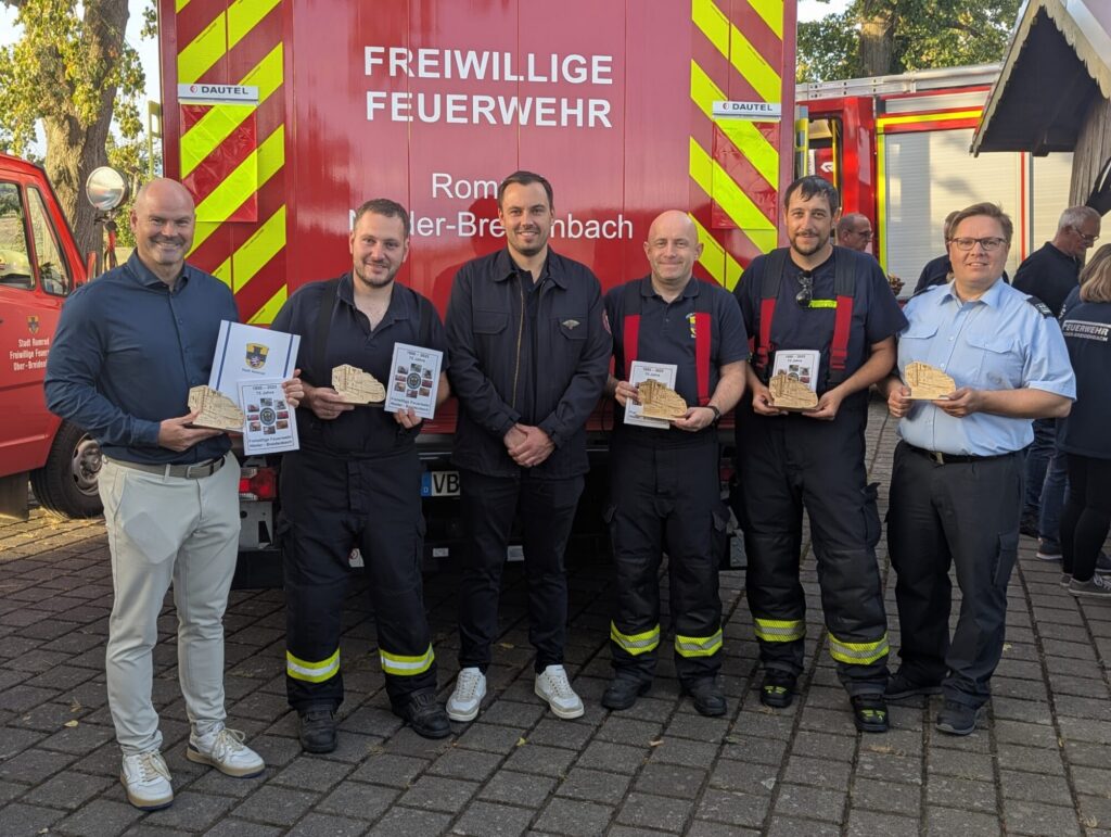 Feierten das 75jährige Bestehen der Freiwilligen Feuerwehr Nieder-Breidenbach und freuten sich über die Übergabe der Chronik: Bürgermeister Hauke Schmehl, René Mitscherlich, Sebastian Kuhl, Volker Schwenzfeier, Christopher Kelbassa, Stadtbrandinspektor Björn Müller (v.li.)