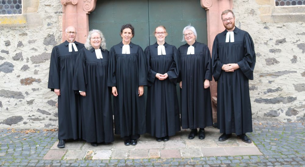 Pfarrerin Simona Janssen (3. von rechts) im Kreis ihrer Kolleginnen und Kollegen, v.l.: Theo Günther, Hanne Allmansberger, Dr. Anke Spory, Dr. Dorette Seibert, Johannes Schütz.