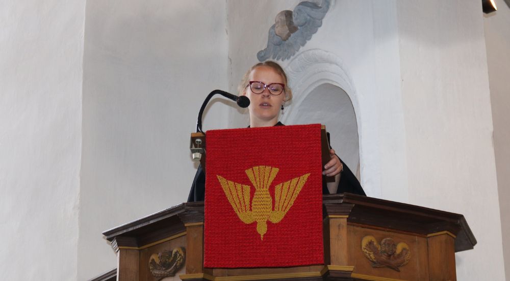 Die erste Predigt als ordinierte Pfarrerin: Simona Janssen auf der Romröder Kanzel.