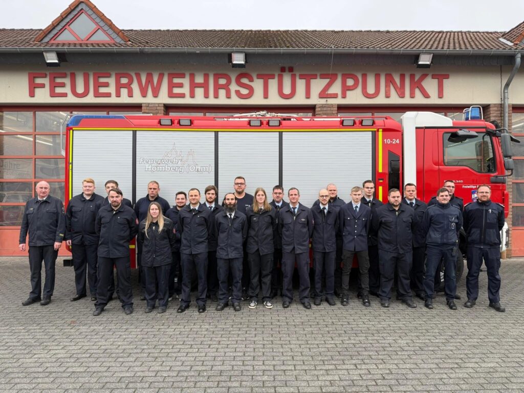2025-11 - Zwei Feuerwehrmänner aus der Stadt Romrod schließen Sprechfunklehrgang erfolgreich ab